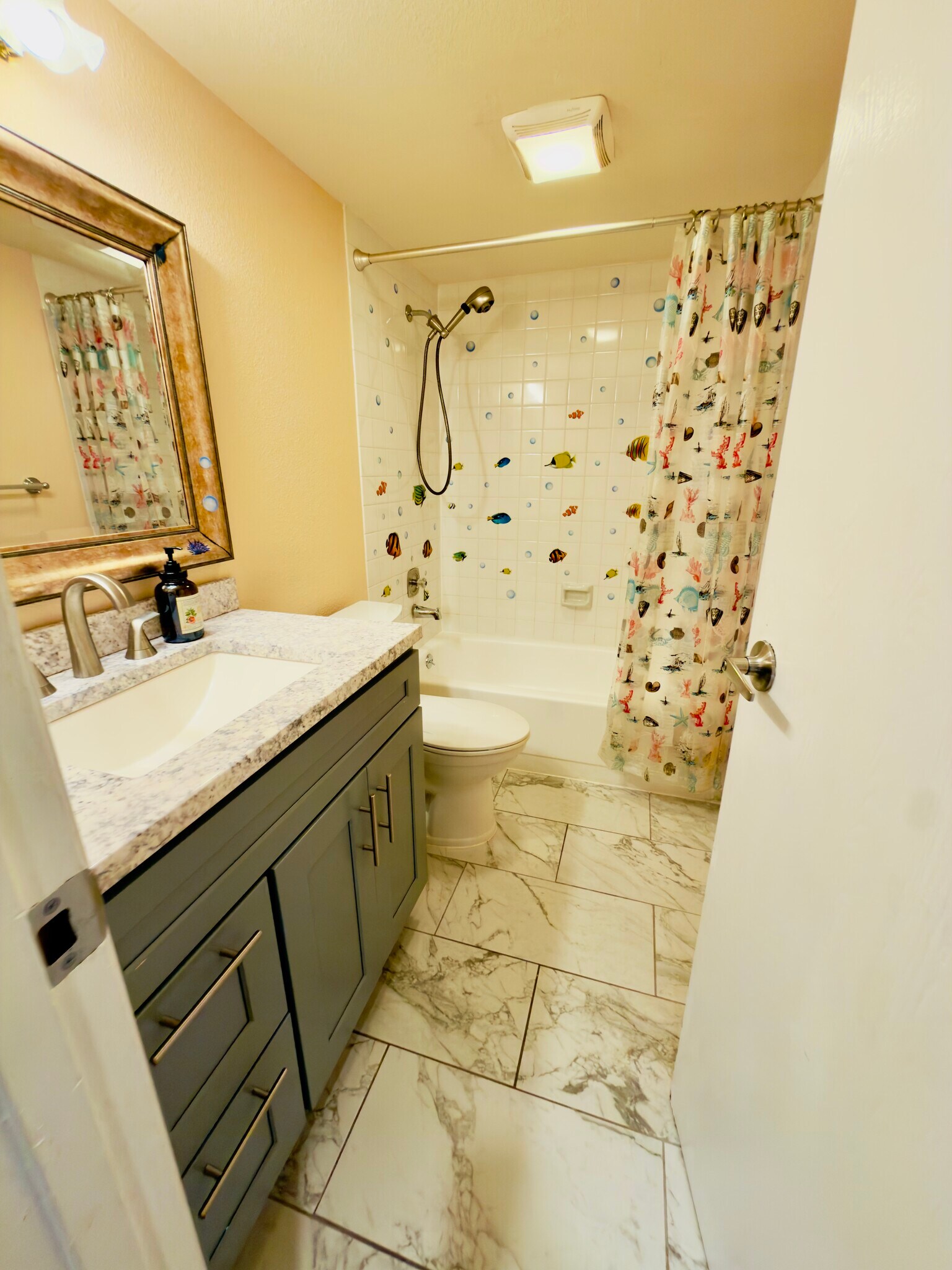 Building Photo - 4717 W Lake Sammamish Pky SE