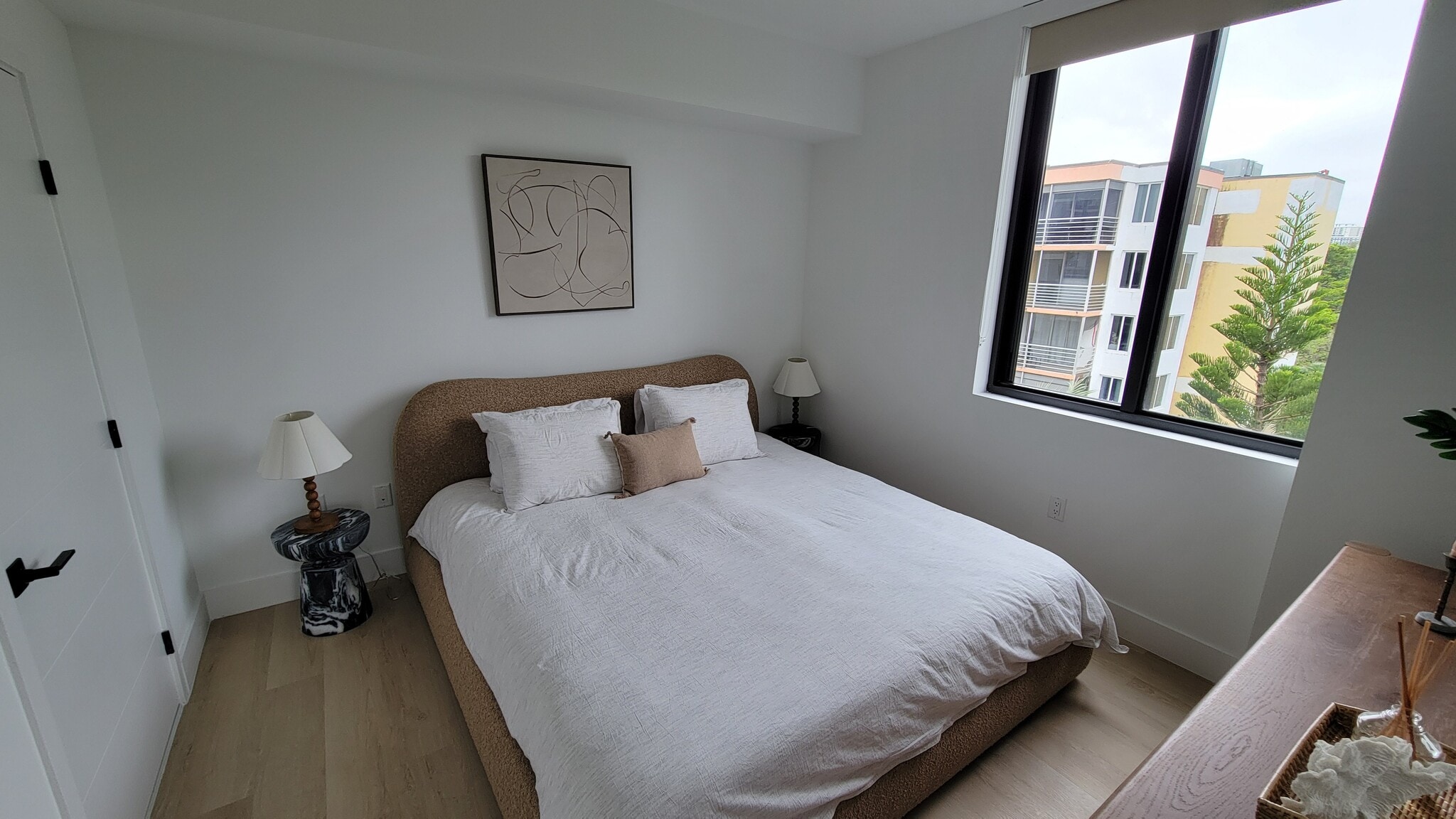 Building Photo - 2490 NE 182nd St