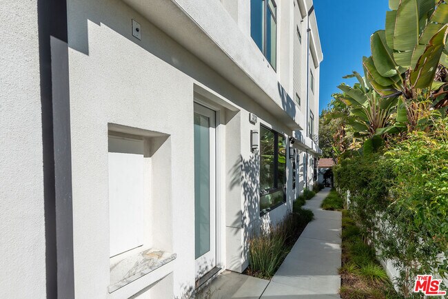 Building Photo - 3232 S Barrington Ave