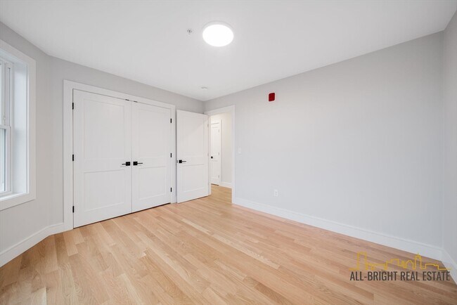 Building Photo - 7 Wenham St