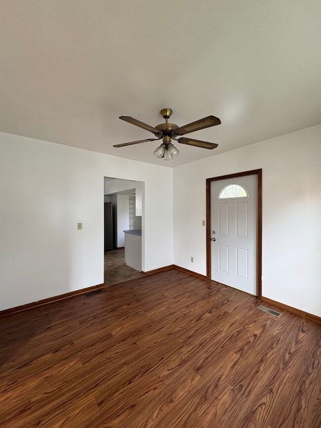 Building Photo - Three bedroom one bathroom home for rent