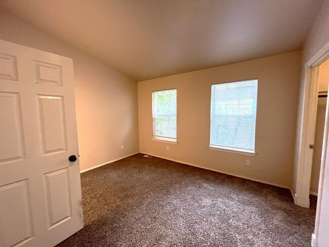 Building Photo - Three Bedroom In Great Location