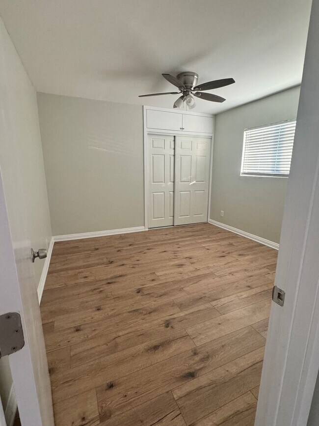 Building Photo - 1 BDRM DOWNSTAIRS MOVE IN READY WITH PARKING!