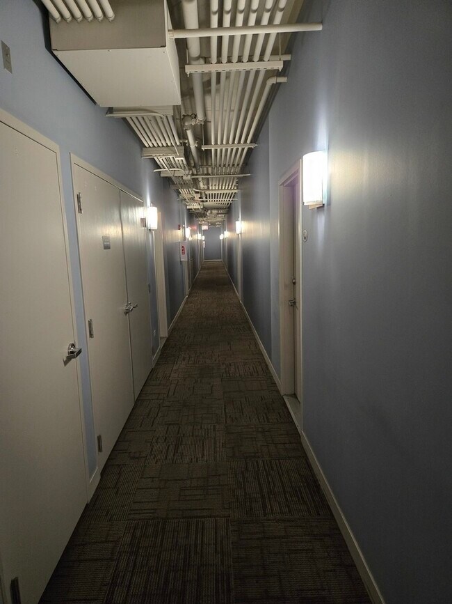 Building Photo - 811 W 15th Pl