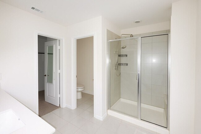 Building Photo - Beautiful 3-Bedroom Modern Home with Cover...