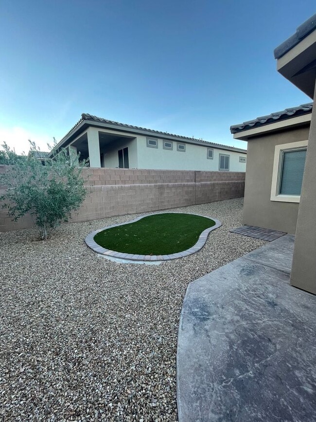 Building Photo - Home in Hayden Estates 3 bedroom, 2 bath with a 3 car garage