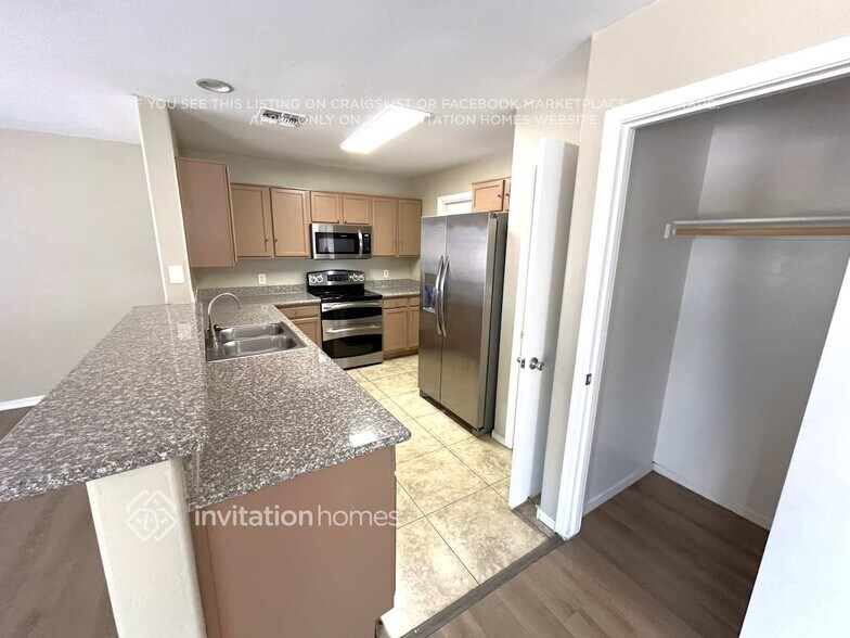 Building Photo - 12112 W Dahlia Dr