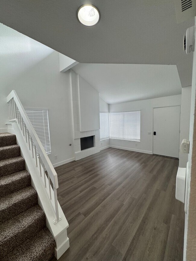 Building Photo - Condo with Amazing Lake View!