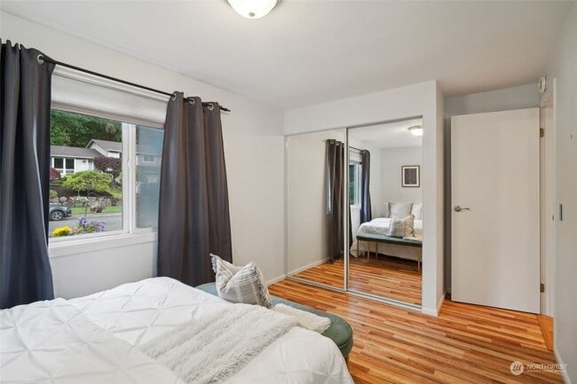 Building Photo - Spacious 3 Bedroom Home In Mountlake Terra...