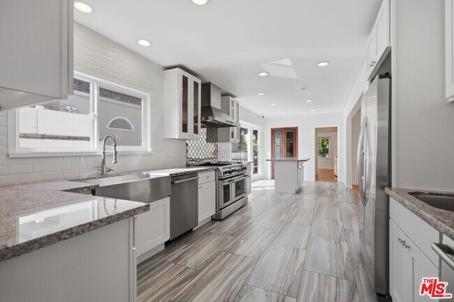 Building Photo - 1170 S Beverwil Dr