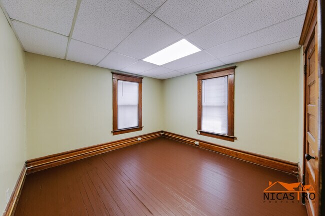 Building Photo - 2064 Indianola Ave