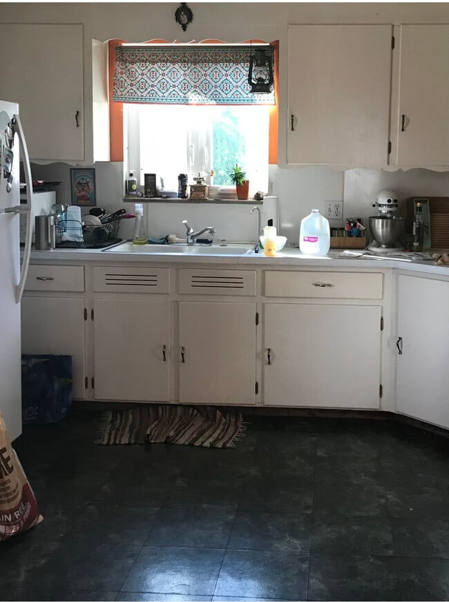 Kitchen - 28 Schuler Ave