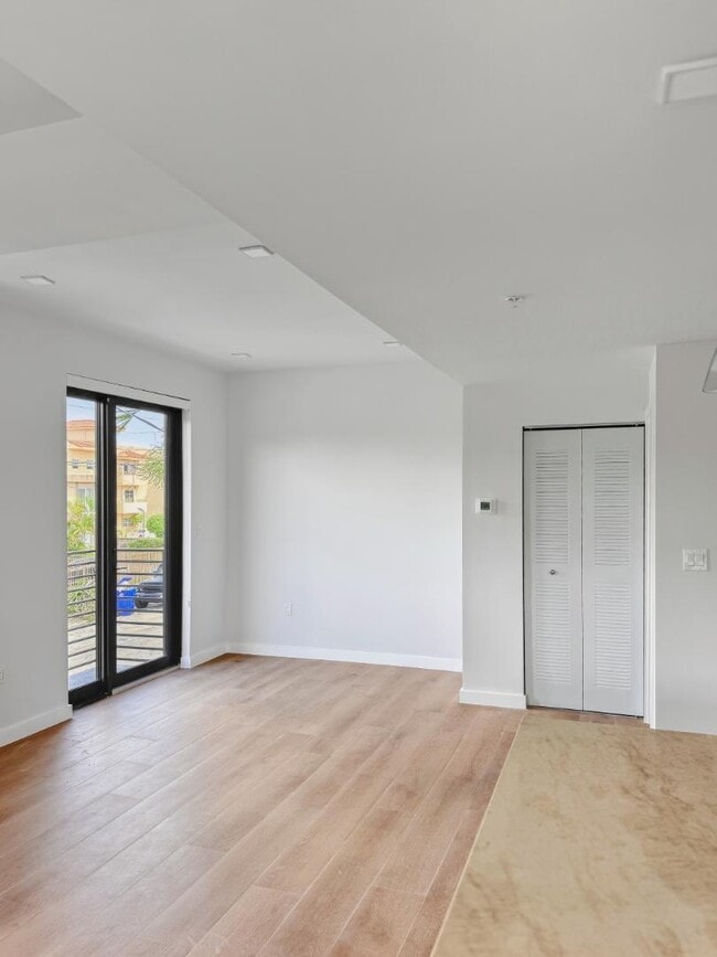 Building Photo - 1376 SW 4th St