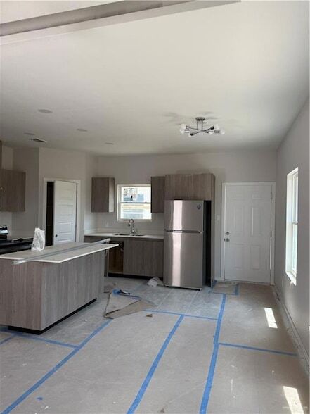 Building Photo - 402 N Alexandrite Ave