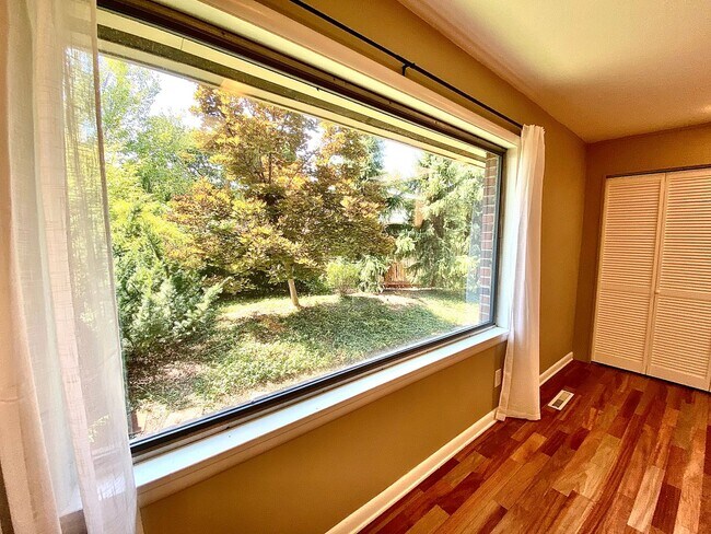 Building Photo - 4 Bedroom 2.5 bath on Central Rim minutes from downtown