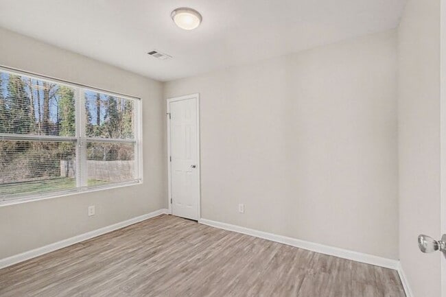 Building Photo - Newly Renovated 3BR/1BA SE Atlanta Gem!