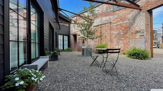 Building Photo - 747 1/2 Columbia St