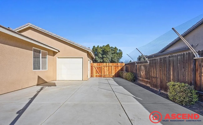 Building Photo - 5 Bedroom | 3 Bathroom House — Bakersfield (93314)