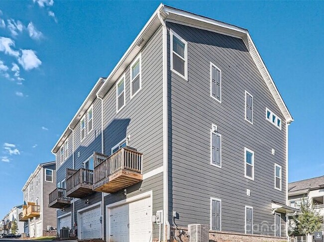 Building Photo - Beautiful 4BR 4BA Home w/ Garage Parking • Updated Appliances in Charlotte