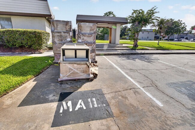 Building Photo - Well appointed 2/2  1st floor condo in beautiful Winter Garden. Available Now!