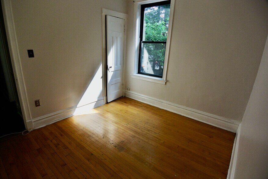 Building Photo - 3809 N Lakewood Ave #1