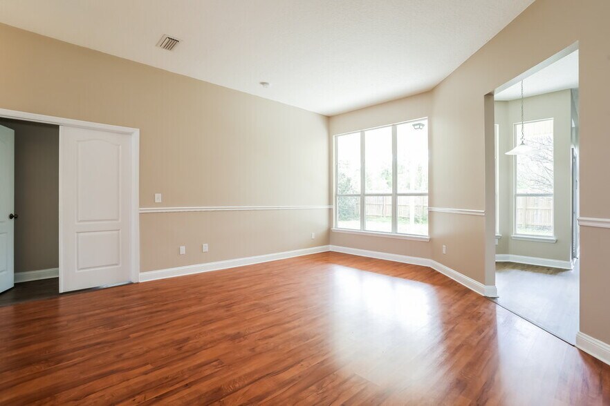 Building Photo - 2620 S Waterleaf Dr