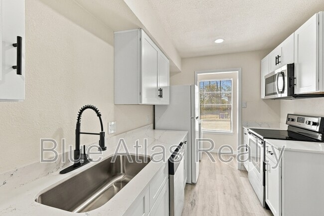 Building Photo - 8108 Foxfire Ln