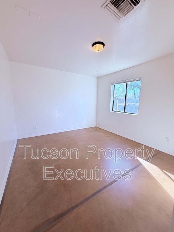 Building Photo - 1412 E 25th St