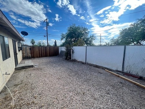 Building Photo - 826 E Waverly St