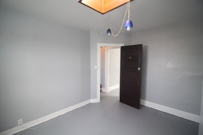 Building Photo - 2026/2027 JHU Off-campus Large 5bd/2.5ba home w/ Parking Spot! Available 6/9/26