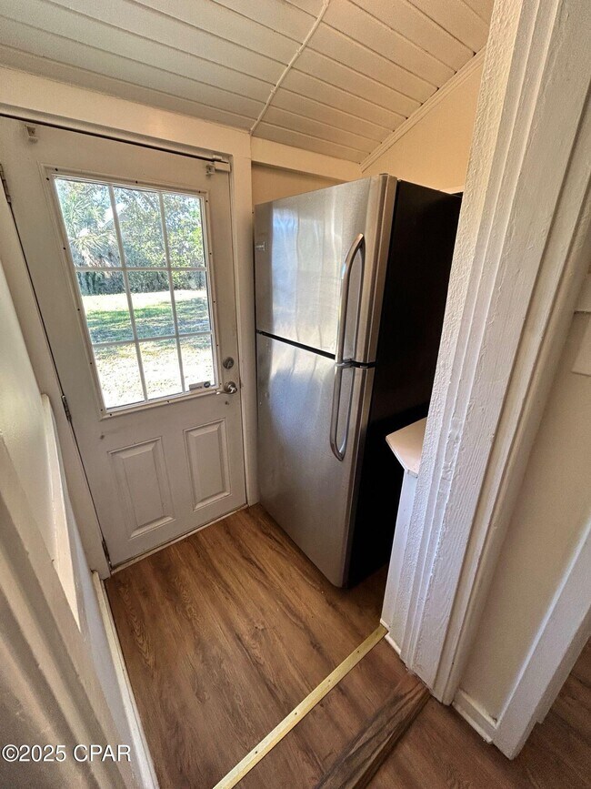 Building Photo - 427 S Macarthur Ave