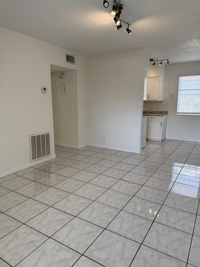 Building Photo - 650 SW 15th Ave