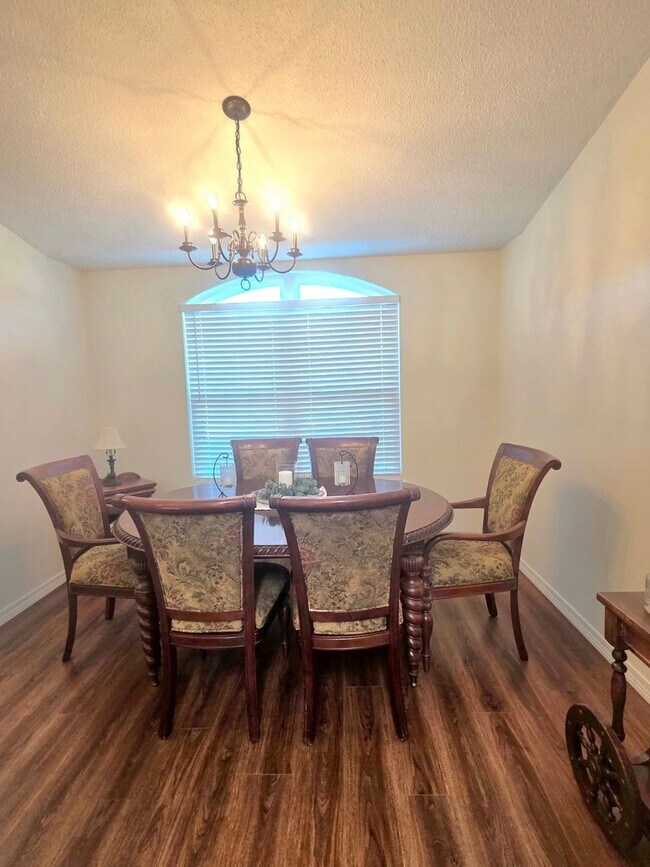 Building Photo - Inviting Woodridge Manor 3/2 Home with Fireplace and Fenced Yard