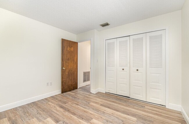 Building Photo - 2290-2296 Fox Hollow Dr.