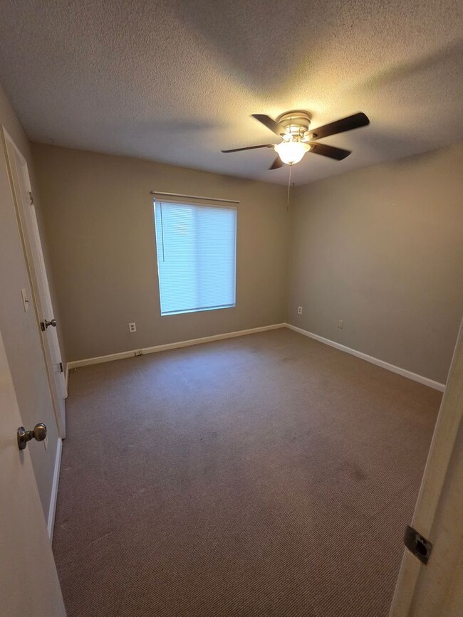 Building Photo - 454 Forest Hills Dr