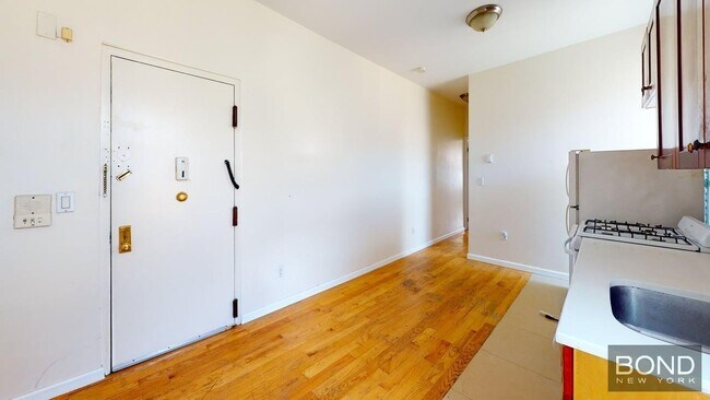 Building Photo - 196 W 108th St