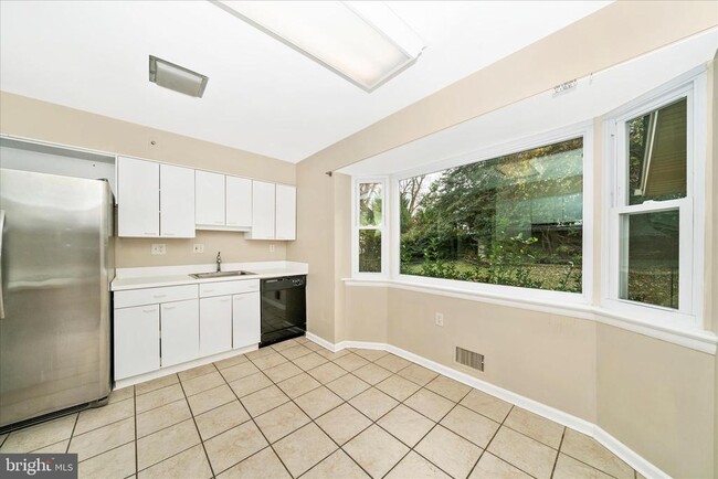 Building Photo - 3906 Montrose Dr