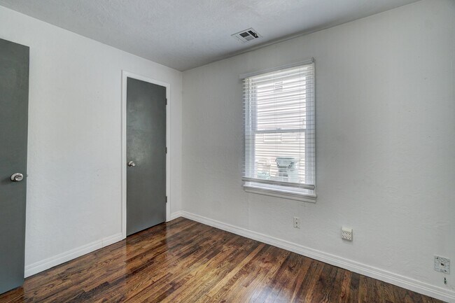 Building Photo - 712 Dakota St