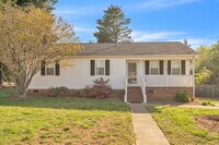 Building Photo - 3BR/2BA Cul-de-Sac Retreat Minutes from Downtown..Fenced Yard & Deck! $2100/mo rent