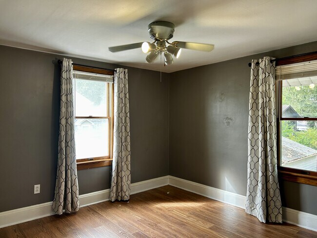 Building Photo - 1023 Sackett Ave