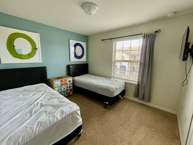 Building Photo - Spacious 5-Bed / 4.5-Bath Townhome w/ Private Pool & Sundeck in Gated Oakmont at Solterra Near Di...