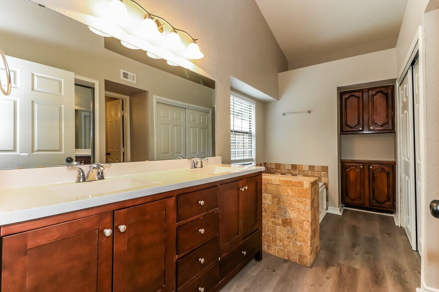 Building Photo - 2321 Clareton Dr