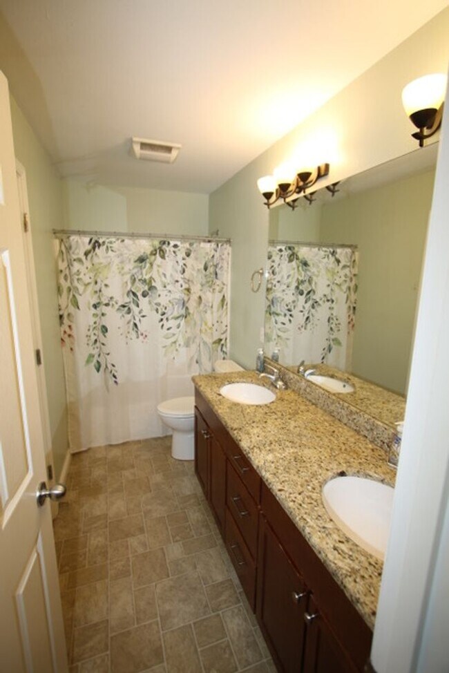 Building Photo - 3 Bedroom Centrally Located Condo!