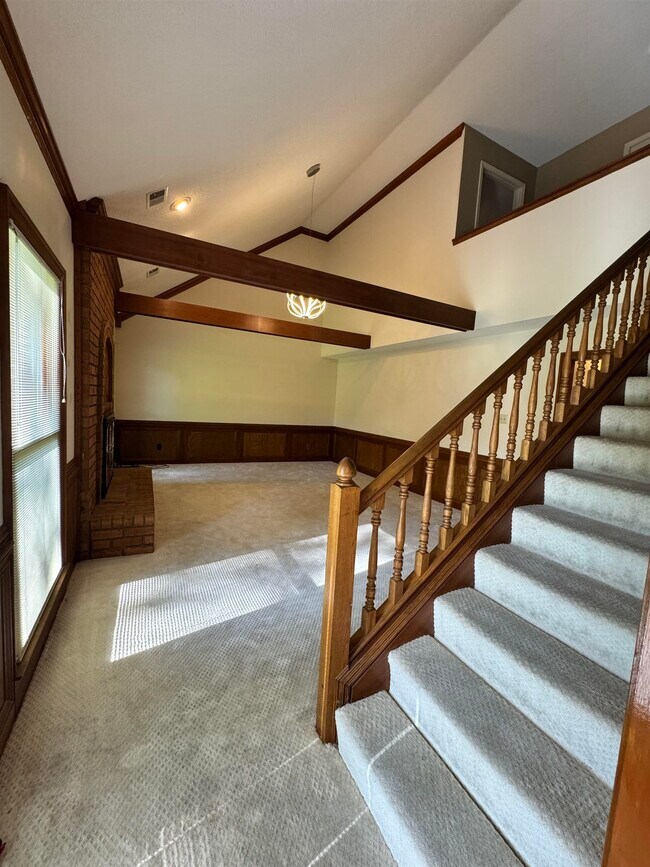 Building Photo - 2025 Mt Badon Ln