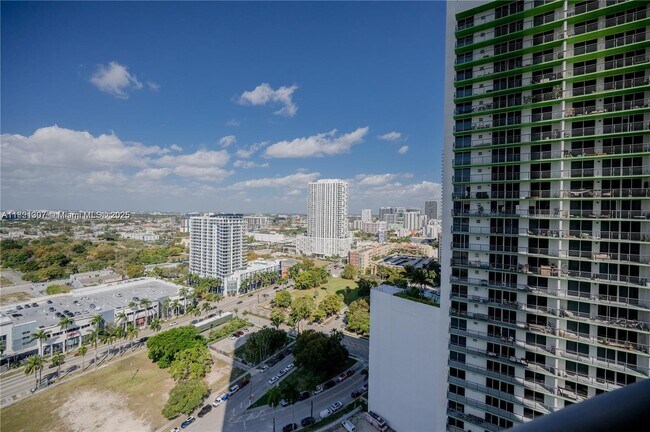 Building Photo - 1750 N Bayshore Dr