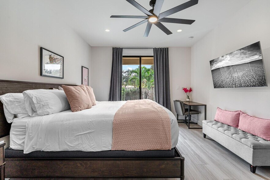 Building Photo - 826 SW 14th Ct