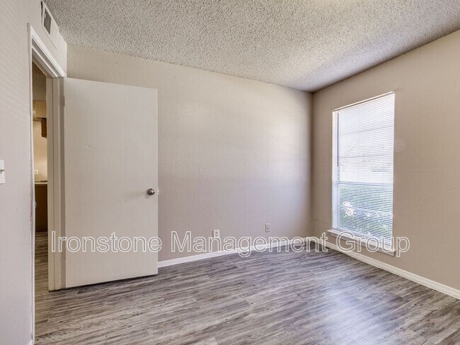 Building Photo - 5323 E 47th Pl