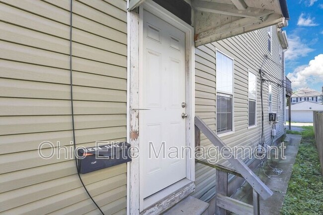Building Photo - 347 1/2 E Welch Ave