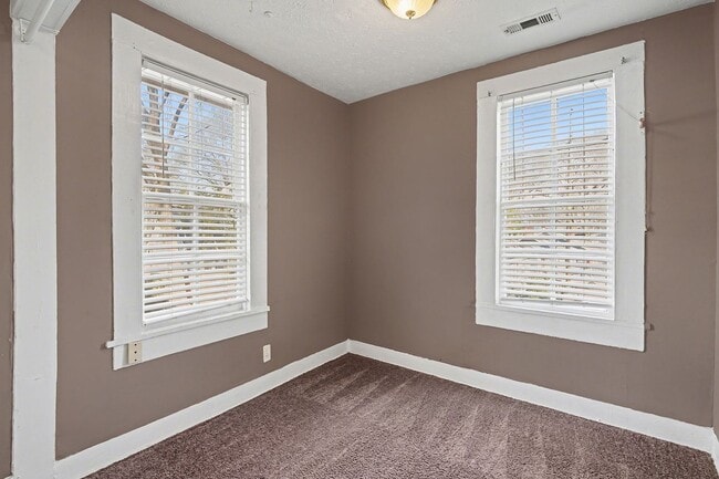 Building Photo - 1BR/1BA Carriage House in the Heart of Midtown!