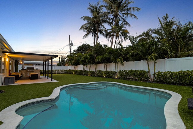 Building Photo - 2862 NE 35th Ct